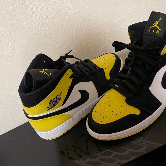 Jordan 1 Mid Yellow Toe - Picture 3 of 7